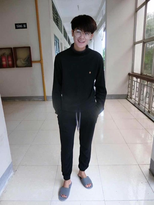 Hay kể cả những lúc ăn mặc xuề xòa, đúng chất sinh viên, chàng trai người Thái Lan cũng dễ khiến các chị em đem lòng cảm mến ngay từ cái nhìn đầu tiên nhờ ngoại hình ưa nhìn, nụ cười dễ mến và tính cách thân thiện của mình.