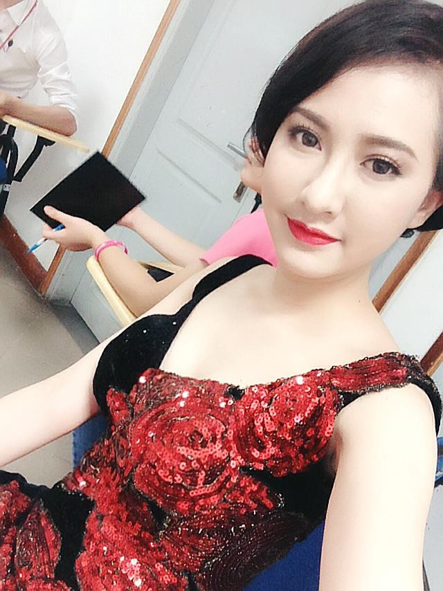 Cô nữ sinh 19 tuổi, lớp 54B CN Hóa học, khoa Hóa Học, Đại học Vinh đang ngày càng chứng tỏ được sự năng động và tài năng kinh doanh ngay khi tuổi đời còn rất trẻ.