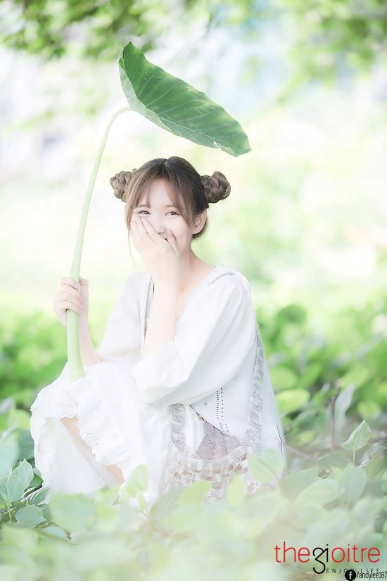 Cũng giống như vẻ đẹp trong sáng, nhẹ nhàng của mình, ngoài đời Cẩm Hương là người rất nữ tính và chu đáo. Cô nàng cũng rất tinh nghịch và có phần trẻ con.