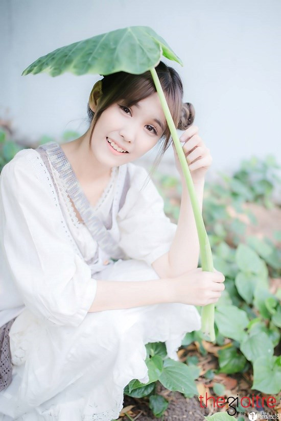 Nguyễn Cẩm Hương (sinh năm 1996), hiện đang làm sinh viên trường Đại học Sư phạm TP Hồ Chí Minh. Ngoài thời gian học trên giảng đường Hương còn được biết đến trong vai trò là một giáo viên dạy đàn cho các em nhỏ hơn 1 năm nay.