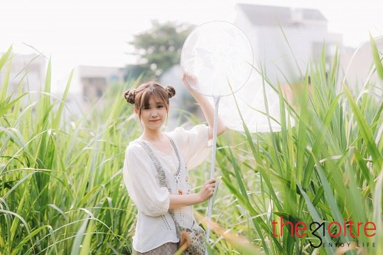 “Mori girl là 1 phong cách mang âm hưởng Nhật-Trung, nó còn khá mới với giới trẻ Việt. Mori nghĩa là tiên cây, nó chủ yếu chụp vui chơi nhẹ nhàng với cây cỏ. Và bản thân mình rất thích style nhẹ nhàng cũng như yêu thiên nhiên nên mình quyết định thực hiện bộ ảnh này. Nhìn hình vậy thôi chứ khi chụp vất vả lắm, lúc chụp khoảng 9,10 giờ nên nắng nóng, mồ hôi nhễ nhãi, lại còn phải chạy loanh quanh trong vườn rau, rồi lại đi còn lén bẻ trộm lá môn, vừa chụp mà vừa sợ bị mắng gần chết luôn ý. Tuy nhiên sau khi nhìn thấy thành phẩm cả ê-kip đều thấy vui và hài lòng, mọi mệt nhọc dường như tan biến”, Cẩm Hương tâm sự.