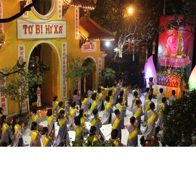 Ngoài các nhà thờ, các ngôi chùa lớn ở Hà Nội cũng có thể đánh chuông trong thời điểm giao thừa. Đây là một hoạt động được xem là mang đậm chất Á Đông, giản dị, thanh tịnh nhưng vẫn có ý nghĩa và sức tác động với cảm xúc, tinh thần của những người dân mong muốn được đón giao thừa một cách vui vẻ nhất. Ảnh: Phatgiao.org.