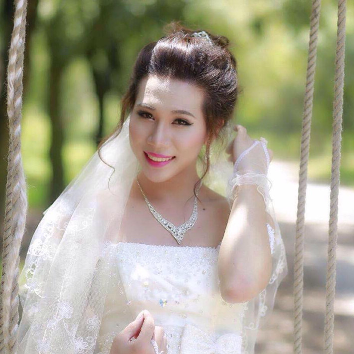 Nếu như ai đó mới tiếp xúc lần đầu với La Lam, cô nữ sinh chuyển giới 9X trường Đại học Sân khấu – Điện ảnh sẽ không khỏi bất ngờ trước nhan sắc xinh đẹp, nữ tính đúng chuẩn con gái của La Lam, chứ không hề nghĩ cô đã phải chuyển đổi giới tính.