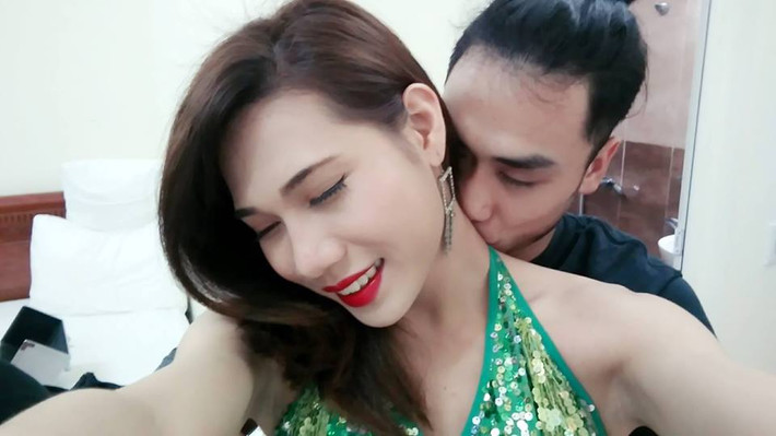 Khoảng một năm lại đây La Lam mới dám công khai giới tính thật và anh chàng Lò Đức Thọ ngày nào đã lựa chọn nghệ danh là La Lam như một cái tên đúng với bản chất con người mình. Sau khi quyết tâm thực hiện ý định đó, La Lam bắt đầu nuôi tóc dài, diện trang phục con gái.