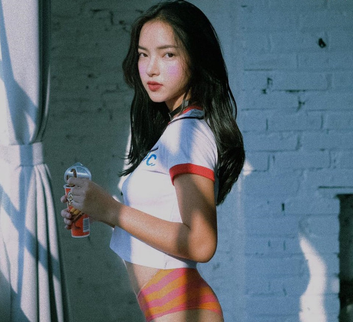 Xem những bức ảnh của Châu Bùi, có thể thấy ngay hot girl sinh năm 1997 này đã "giấu nhẹm" được chiều cao khiêm tốn của mình thông qua những bức ảnh cực "chất" và hết sức chuyên nghiệp. Không có vóc dáng cao ráo, mình dây, dáng thẳng giống nhiều người mẫu catwalk nhưng độ sexy, nóng bỏng của Châu Bùi thật sự không phải bàn cãi. Ảnh: Decao.
