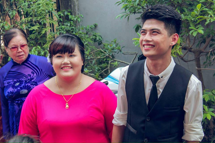 Cặp đôi đũa lệch cười mãn nguyện trong ngày cưới.