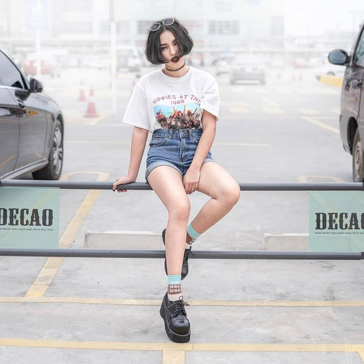 Nhờ những cách tạo dáng chuyên nghiệp và việc lựa chọn trang phục hợp lý, hot girl 19 tuổi phô diễn nhiều hơn vẻ đẹp và sự sexy của mình. Ảnh: Decao.