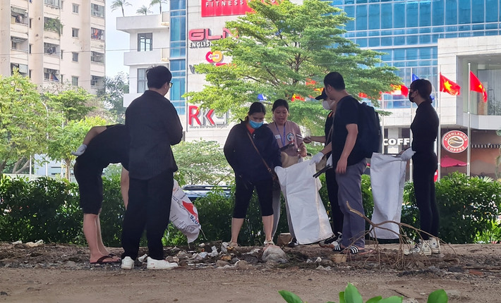 Các tình nguyện viên tham gia ngày hội ai nấy đều hào hứng vì môi trường xanh của Thủ đô.