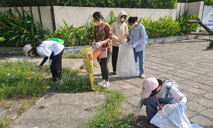 Các tình nguyện viên tích cực tham gia hoạt động thu gom rác và phân loại rác thải.