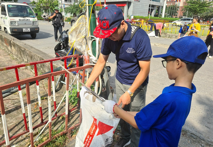 Các trẻ nhỏ cùng tham gia với cha mẹ, người thân để lan tỏa thông điệp về bảo vệ môi trường tới rộng rãi trong cộng đồng. Ông Nghiêm Xuân Sơn - Đại diện Let’s Do It Vietnam bày tỏ sự phấn khởi trong việc tổ chức Ngày hội World Cleanup Day 2024 tại Hà Nội. Đồng thời tin tưởng sự phối hợp tổ chức hoạt động này tạo ra những thay đổi tích cực cho cộng đồng.