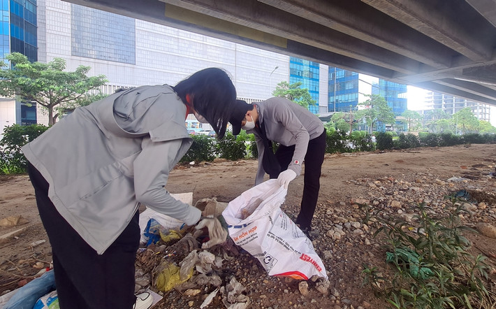 Đủ thứ rác thải dọc đoạn đường Phạm Hùng được các tình nguyện viên thu gom.