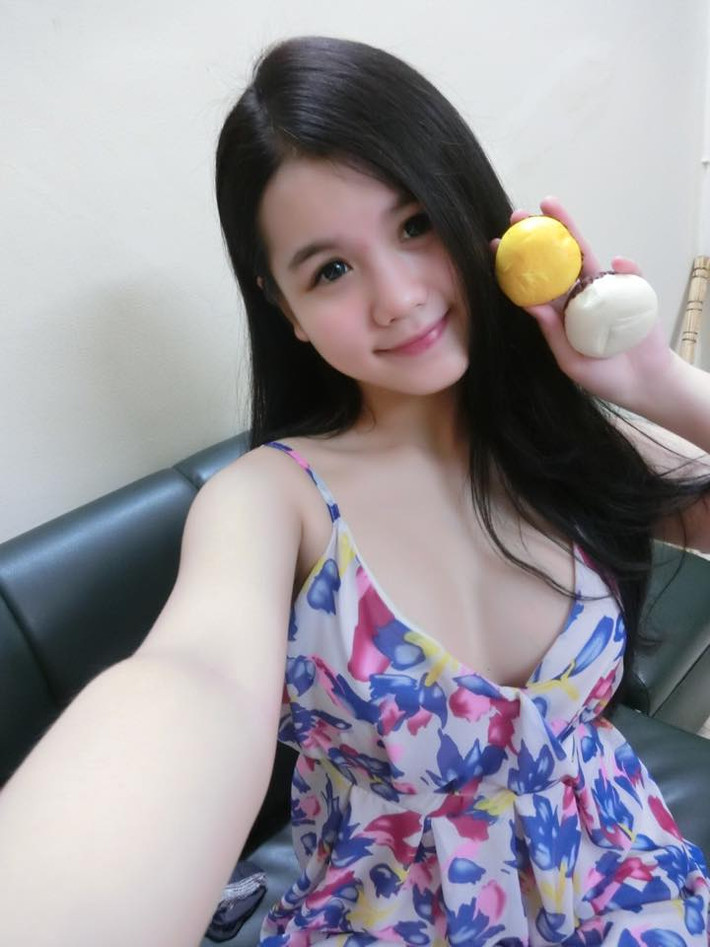 Yêu thích công việc làm người mẫu từ nhỏ, làm quen với nghề từ khá sớm, Hồng Chi luôn tự tin và mong muốn đạt được tầm chuyên nghiệp. Vì công việc và phong cách vốn có nên Hồng Chi cũng không ngại tạo dáng, chụp ảnh gợi cảm, táo bạo dù vẫn là một cô gái tuổi teen.