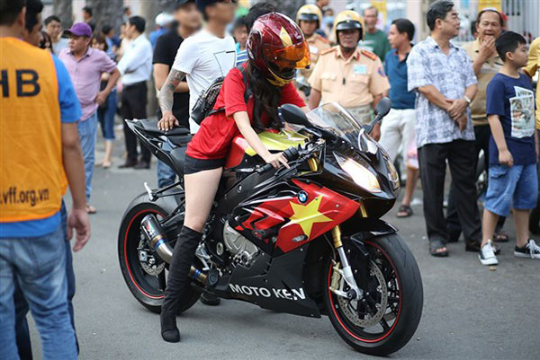 Cô thu hút mọi ánh nhìn khi diện áo cờ đỏ sao vàng, chạy xe phân khối lớn đến cổ vũ Công Phượng thi đấu.