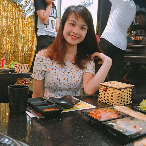 Trong một lần thi đấu, chàng cầu thủ đã lộ ra hình xăm trên ngón tay đeo nhẫn của mình. Đó là dòng chữ ‘HPTD'.