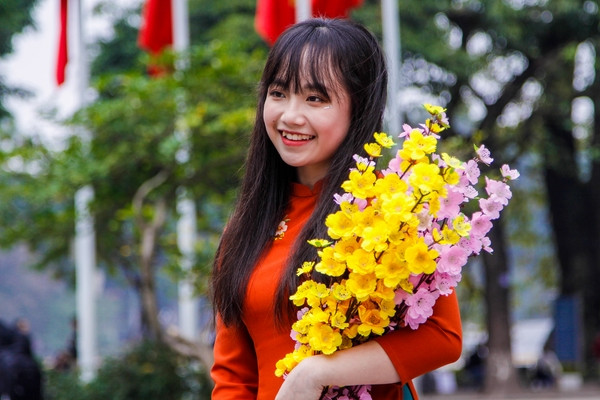 Ngoài những điệu nhảy năng động các bạn sinh viên không quên lưu những khoảnh khắc với chiếc áo dài với nét xuân.