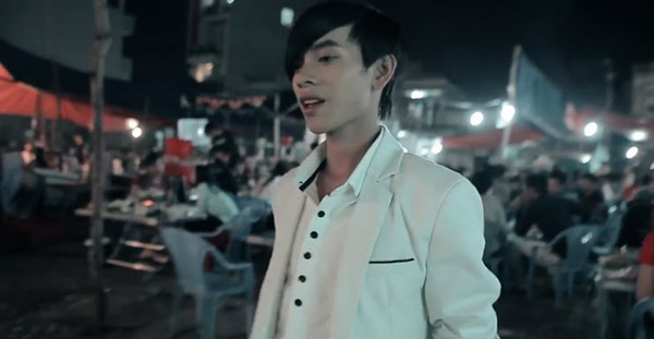 Chàng trai quê gốc Lâm Đồng vốn làm nghề hát rong, bán kẹo kéo ở TP HCM. Nhờ giọng hát hay, vẻ ngoài bảnh trai cùng cái chất "phiêu" mỗi khi biểu diễn... Bùi Vĩnh Phúc được nhiều bạn trẻ biết đến và yêu mến.