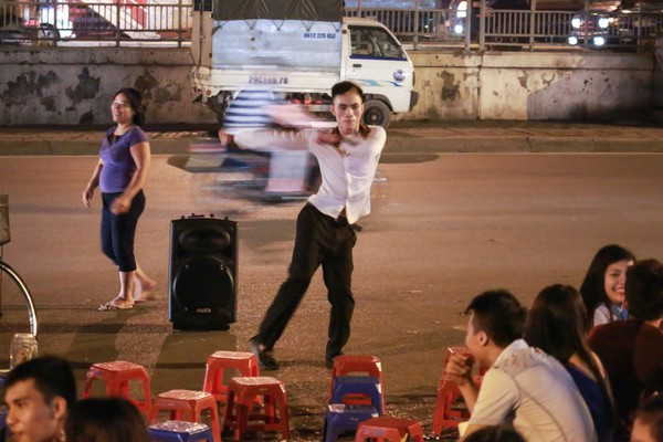 Giới trẻ ở Hà Nội đã không còn xa lạ gì với "Thánh quẩy" Nguyễn Mạnh Tuấn, thường xuyên xuất hiện quanh khu vực phố cổ vào các buổi tối cuối tuần. Anh chàng hát rong, bán kẹo cao su luôn có món "đặc sản" là những màn nhảy múa cực "bốc" theo phong cách riêng, đem lại niềm vui cho các vị khách trẻ.