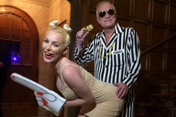 Hugh Hefner: “Xuất bản tạp chí dành cho đàn ông có vẻ là con đường đúng đắn nhất để tôi đạt được giấc mơ thời thơ ấu – “quan hệ” với thật nhiều phụ nữ.” Ảnh: Urbasm.