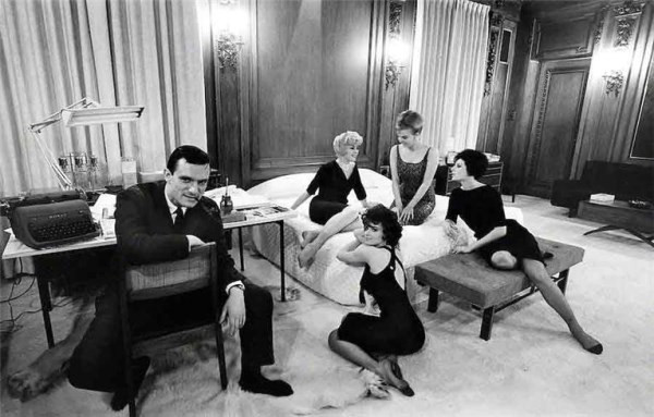 Hugh Hefner cho rằng: “Đàn bà, nhất là ở thể khoả thân, chính là mặt kia trung thực nhất của đàn ông". Ảnh: Urbasm.