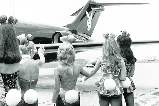Năm 1970, Hugh Hefner đã mua một chiếc máy bay riêng trị giá 5,5 triệu USD. Bên trong chiếc máy bay tên là “Thỏ Bự” có phòng khách, phòng nhảy disco và chỗ ngủ đủ cho 16 người. Ảnh: Corbis.