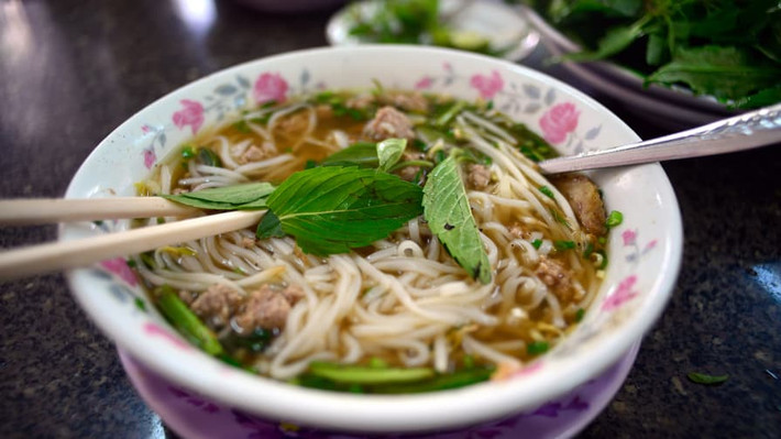 Nếu là một tín đồ ẩm thực và yêu thích tìm hiểu văn hóa, khi đến Sài Gòn, bạn không thể bỏ qua tiệm phở Bình tại quận 3.