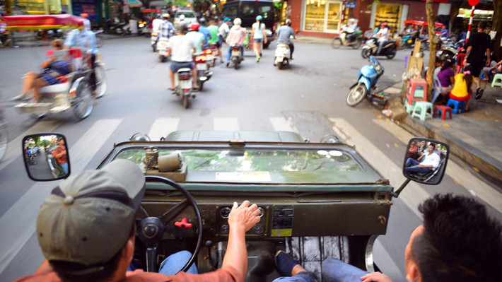 Đi xe jeep tham quan đường phố Hà Nội