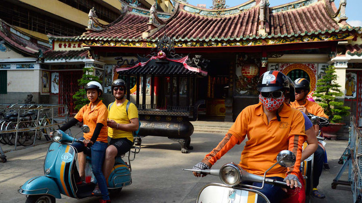 ... hay lái Vespa lượn lờ phố phường Sài Gòn, bạn thích trải nghiệm nào hơn?