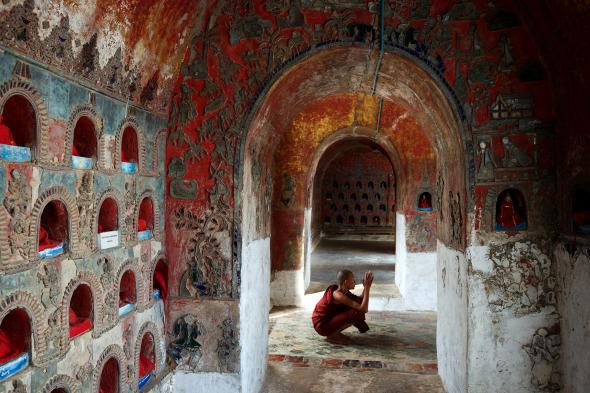 Tu viện Shwe Yaungwe Kyaung: Tu viện Shwe Yaungwe Kyaung nằm về phía bắc Nyaungshwe. Nó hoàn toàn tương phản với những bảo tháp vàng ở Yangon. Ngôi đền vô cùng khác biệt với những khung gỗ tếch, cửa sổ hình bầu dục khá khác lạ cùng một ngôi chùa nhỏ hơn lưu giữ những bức tượng được chạm khắc cẩn thận ở trên tường.