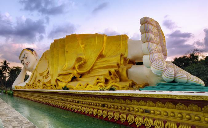 Bago: Thành phố cảng miền nam Myanmar này từng là thủ đô của vương quốc Mon cổ đại. Thành phố được biết đến với Shwethalyaung - bức tượng phật khổng lồ đang nằm, có chiều dài khoảng 60 m.