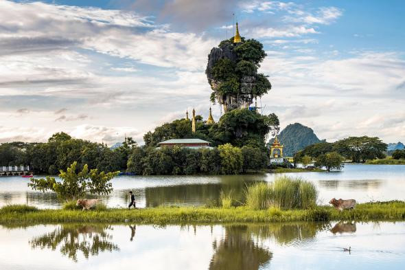 Chùa Kyauk Kalap: Ngôi chùa Kyauk Kalap dường như tồn tại bất chấp trọng lực trong một khu vườn nhỏ được bao quanh bởi các ngọn núi. Ngôi chùa tọa lạc trên đỉnh tảng đá nhỏ và cao, phản chiếu hình ảnh trên mặt hồ bình lặng.