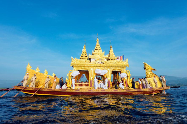 Lễ hội chùa Phaung Daw Oo: Ngôi chùa Phaung Daw Oo nằm trên hồ Inle. Lễ hội chùa Phaung Daw Oo thường diễn ra cuối tháng 9 hoặc tháng 10, hoạt động chính là rước phật quanh các khu làng và trang trại nổi cùng đua thuyền. Mỗi dịp lễ hội thu hút cả trăm con thuyền tham gia đám rước.