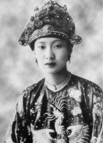 Mới đây, một trang thông tin đã bình chọn Nam Phương hoàng hậu là một trong những nhân vật hoàng gia có nhan sắc tuyệt trần nhất trong lịch sử, bên cạnh những đấng tuyệt sắc giai nhân khác trên khắp thế giới.