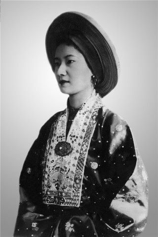 Nam Phương được gia đình cho sang Pháp học từ năm 12 tuổi và từ đó mang quốc tịch Pháp. Không chỉ thông minh, sắc sảo, bà còn là người nổi tiếng xinh đẹp, từng ba năm liền đạt giải hoa hậu Đông Dương. Vua Bảo Đại hoàn toàn say mê cô thiếu nữ Nguyễn Hữu Thị Lan có nét đẹp mà theo lời ông miêu tả là “vừa có vẻ đẹp dịu dàng của người miền Nam lại pha một chút Tây”. Nam Phương còn được đánh giá là người kín đáo, trầm tĩnh, sâu sắc, có cá tính, có đầu óc suy nghĩ, thích đọc sách, nguyên cứu hơn là ăn chơi, thích uy quyền và có nhiều tham vọng chính trị.
