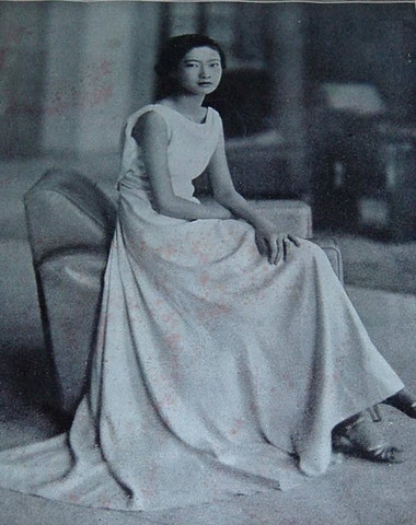 Sau khi chế độ Quân chủ Việt Nam sụp đổ, Nam Phương Hoàng hậu rời Việt Nam năm 1947. Những năm cuối đời, bà sống lặng lẽ cùng các con tại Perche, một làng cổ ở Chabrignac, tỉnh Corrèze, vùng Limousin nước Pháp.