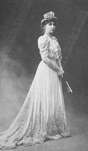 Nữ hoàng Victoria Eugenie Battenberg (1887 - 1969) là nữ hoàng của Tây Ban Nha - vợ vua Alfonso XIII. Bà là cháu gái của Nữ hoàng Victoria và là chị em họ của nhiều nhân vật quan trọng trong các gia đình hoàng tộc khác như vua George V (Vương quốc Anh), Nữ hoàng Maud (Na Uy), Hoàng hậu Alexandra Feodorovna (Nga), Hoàng hậu Marie (Romania), Hoàng đế Wilhelm II (Đức) và Hoàng hậu Sophia (Hy Lạp). (Ảnh: Internet).