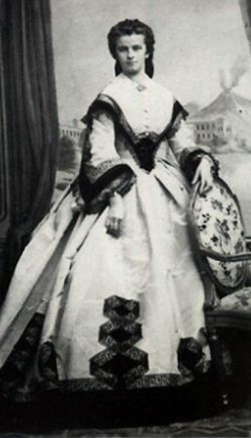 Công chúa Mathilde của vương quốc Bavaria có tên đầy đủ là Mathilde Marie Theresia Henriette Christine Luitpold (1877 - 1906) là con thứ sáu của Vua Ludwig III và Hoàng hậu Maria Theresa. Công chúa qua đời khi tuổi đời còn rất trẻ: vừa tròn 28 tuổi. (Ảnh: Internet).