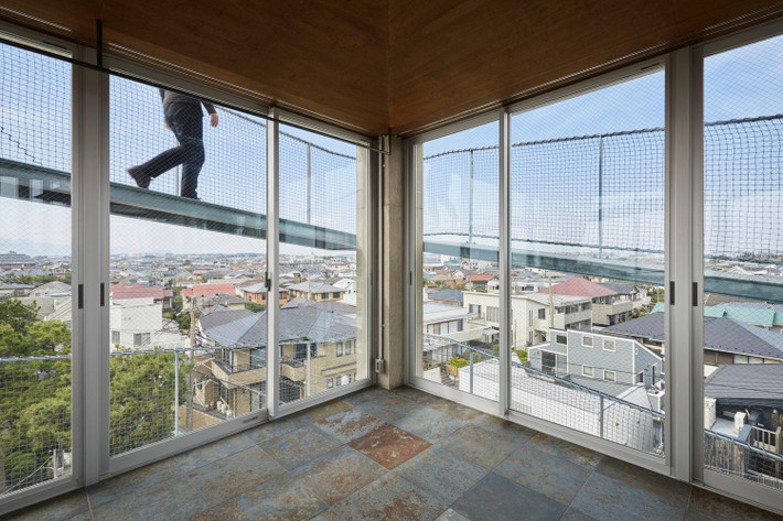 Nhờ cách bố trí này mà ngôi nhà vừa có cảm giác mạo hiểm vừa tạo được điểm nhấn riêng trong kiến trúc.