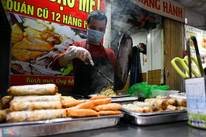 Anh Phương (28 tuổi), chủ một quán ăn tại phố Hàng Hành, phường Hàng Trống chia sẻ: "Hết mở rồi lại đóng, việc kinh doanh của tôi bị ảnh hưởng nhiều khi các quyết định cứ liên tục thay đổi".