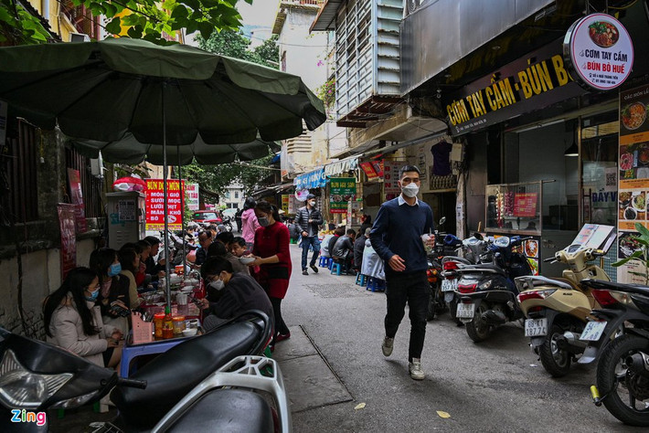 Ngõ Tràng Tiền, phường Tràng Tiền là nơi tập trung nhiều hàng ăn và hàng đồ uống phục vụ cho dân văn phòng làm việc quanh khu vực gần đó. Đối tượng khách hàng này thường có thói quen đi ăn uống theo nhóm sau giờ tan ca, chính vì vậy lượng khách hàng tại đây cũng đông đúc hơn so với những cửa hàng đơn lẻ.