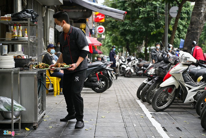 Quận Hoàn Kiếm có 5 phường được cho phép hàng quán hoạt động tại chỗ bao gồm: phường Hàng Bạc, Hàng Trống, Tràng Tiền, Phan Chu Trinh và Trần Hưng Đạo. Hình ảnh được ghi nhận tại một cửa hàng ăn nằm trên phố Phan Chu Trinh.