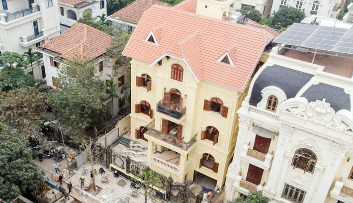 Công trình biệt thự vi phạm số 9 lô B, khu biệt thự 5,2ha đã được phủ mà sơn vàng.