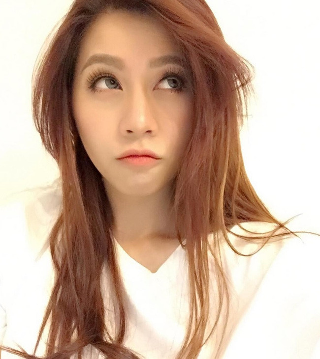 Sau nhiều năm gắn bó, hiện cặp đôi vẫn khăng khít bên nhau và chưa một lần lên tiếng về mối quan hệ của mình. Mới đây, Alexandra Nguyễn gây bất ngờ khi khoe hình ảnh để tóc dài lên trang cá nhân. Điều khiến nhiều người ngạc nhiên là với mái tóc mới này, diện mạo của cô bỗng thay đổi 180 độ, trở nên nữ tính lạ thường.