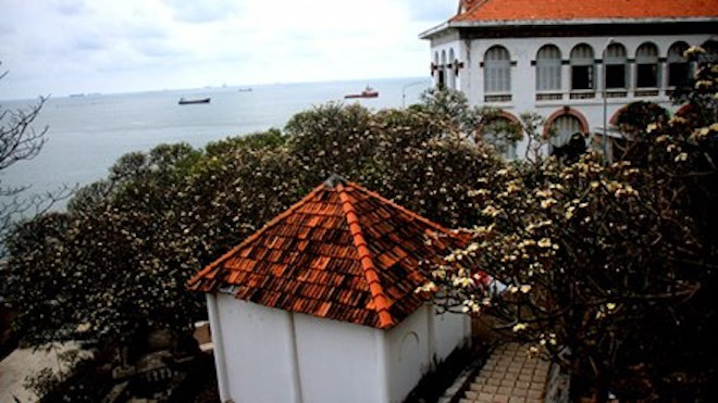 Một trong những điểm du lịch hot nhất đầu tiên phải kể đến ở Vũng Tàu là Bạch Dinh. Công trình này được xây dựng vào khoảng năm 1898 trên nền pháp đài Phước Thắng do ông Paul Doumer - một nhà Toàn quyền Đông Dương xây dựng nên. Nơi này trước kia là căn cứ quân sự, sau này trở thành địa điểm tham quan, du lịch, cất giữ khá nhiều những di vật của chiến tranh, trong đó đáng kể nhất đó là 19 khẩu pháo thần công.