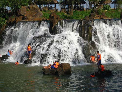 Nếu muốn đi gần hơn, bạn có thể đến thác Giang Điền cũng ở Đồng Nai. Nằm cách TP.HCM chưa đầy 50km, khu du lịch Thác Giang Điền (huyện Thống Nhất, tỉnh Đồng Nai) được xem là điểm dã ngoại sinh thái cuối tuần khá mới mẻ và hấp dẫn du khách trẻ vào những dịp cuối tuần. Không kỳ vĩ như những dòng thác ở Tây Nguyên, nhưng do địa thế ở đây rộng, thoáng, con thác trải dài có rất nhiều tảng đá trên đỉnh tạo ra nhiều dòng chảy, tung bọt trắng xóa, rất đẹp và thơ mộng.