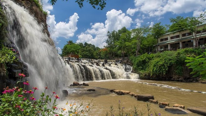 Thác Đá Hàn thuộc địa phận thị trấn Trảng Bom (huyện Trảng Bom, tỉnh Đồng Nai), cách TP.HCM khoảng 70km. Từ TP.HCM, bạn chạy xe theo quốc lộ 1A vào địa phận thị trấn Trảng Bom. Đến ngã ba Cây Gáo, rẽ vào một con đường nhỏ, đi tiếp 3km sẽ thấy bảng chỉ dẫn đi vào thác Đá Hàn. Thác nằm giữa vườn cây ăn trái của người dân nên hành trình chinh phục thác mát dịu, thơm phức. Trên đường đi, bạn có thể dừng lại, vừa nghỉ mệt vừa thu vào tầm mắt những chùm trái lúc lỉu.