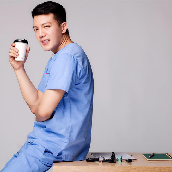 Cao Duy tự nhận mình là người yêu cái đẹp. Ngoài những giờ bận rộn bên dao kéo, thuốc men, ống truyền… anh chàng dành nhiều thời gian chăm chút đến vẻ bề ngoài.