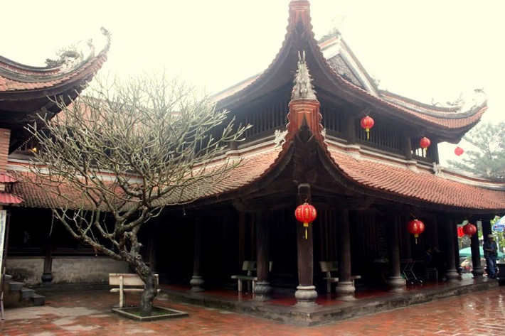 Theo truyền thuyết, sau khi dẹp giặc Ân, trên đường về núi Sóc, Thánh Gióng đã dừng chân tại đây và xuống tắm ở hồ Tây. Khi lên đường, ngài để quên chiếc roi sắt bị gãy trong chiến trận. Vì thế, người dân lập đền thờ ở đây.