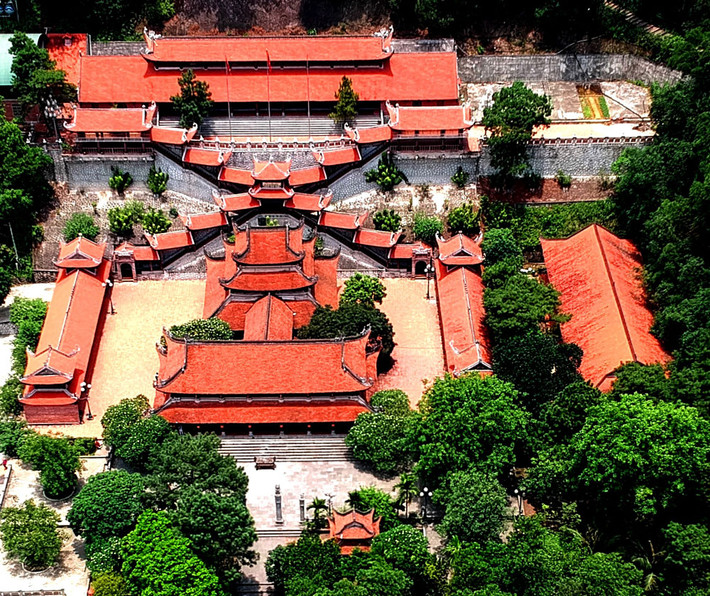 Vãn cảnh chùa, khách thập phương sẽ được hòa mình vào thiên nhiên hùng vĩ giữ lưng chừng núi. Nằm chính giữa dãy núi hình vòng cung, chùa Non Nước tựa như người ngồi trên chiếc ngai, hướng nhìn xuống vùng hồ nước và những xóm làng trù phú của huyện Sóc Sơn, Hà Nội.