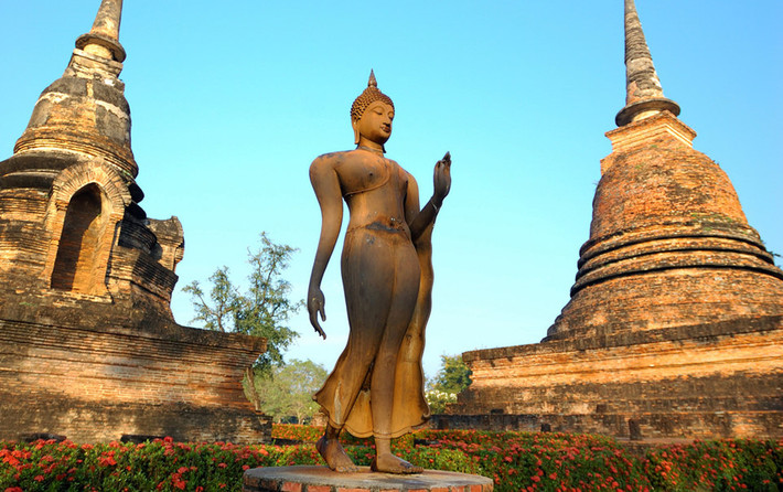 4. Năm lời khuyên: Năm lời khuyên mà mỗi người dân Thái Lan luôn cố gắng thực hiện là Ăn trước khi đói - Suy nghĩ trước khi nói - Uống thuốc phòng trước khi bệnh - Đi tu trước khi lấy vợ - Làm phước trước khi làm giàu. Ảnh: Mark Lehmkuhler.
