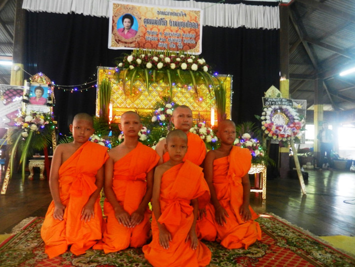 11. Đám ma: Người chết được đưa đến bệnh viện tìm nguyên nhân rồi đưa vào chùa qua hòm lạnh. Tay người chết buộc sợi chỉ nối quan tài, lư hương. Nhà sư và người thân cầm sợi chỉ trò chuyện với người vừa mất. Người thân khi vào chùa không khóc than vì người chết sẽ khó siêu thoát. Người nhà nấu nướng đãi mọi người ăn để giảm nghiệp chướng cho người chết. Người chết sẽ được hỏa táng, tro để trong tháp quanh chùa. Ảnh: ThaiVIsa.